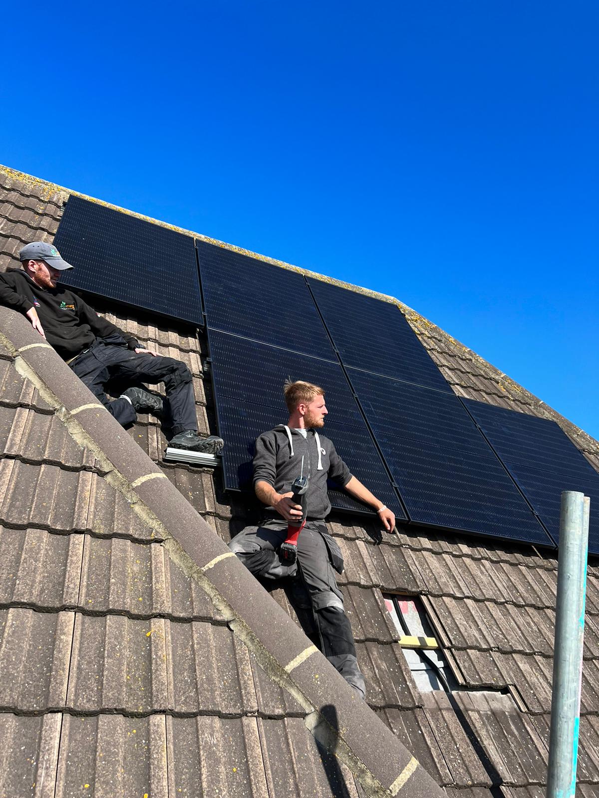 Installation of Solar Panels Illustration of reasons for high UK energy prices, highlighting Uk Energy Solution’s mission to reduce costs